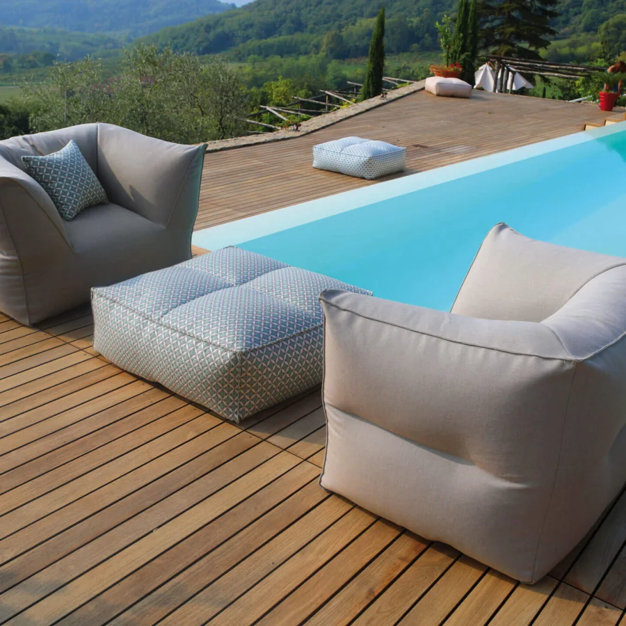 Contemporary Gart Puffone lounge chair with light‑beige rounded curves and non‑removable outdoor fabric