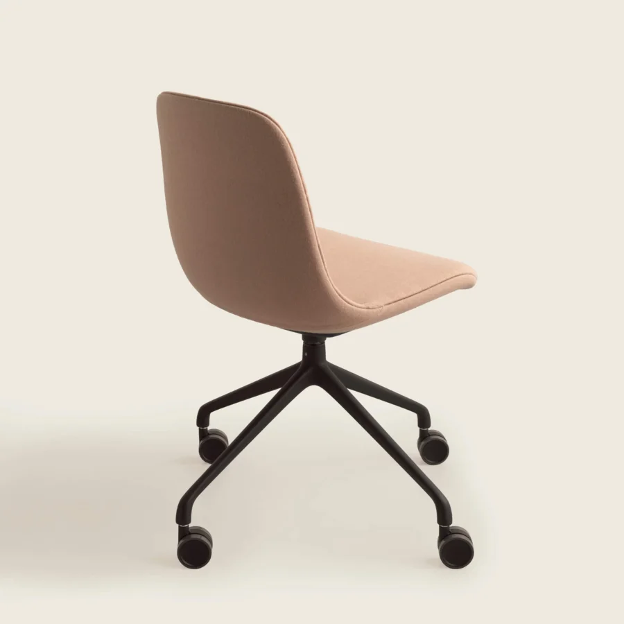 Luxury Kristalia Elephantino chair with single-piece bucket shell in dusty-rose recycled plastic and five-spoke castor base