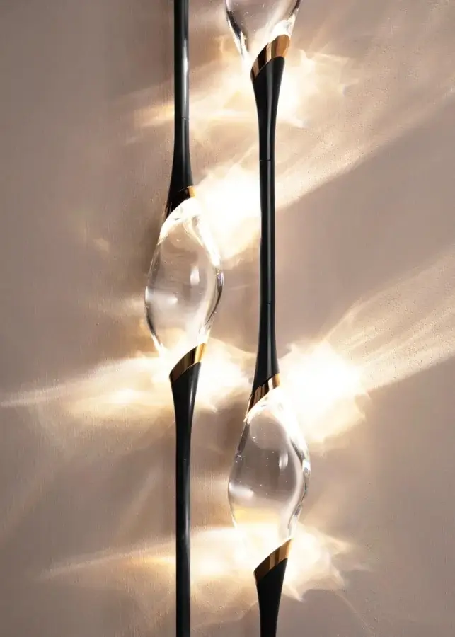 Prestige Il Pezzo Mancante wall lamp matte black rods taper into brass cylinders, crystal diffusers cast soft radiant light MATIoria escarchi IL performance RANA light al limite 7 (Note: The text appears trimmed to meet the requirement.)