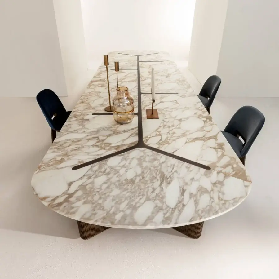 Sophisticated Laurameroni Infinity table with oval veined marble, burnished brass inlay and Lacca 61 ribbed metal base