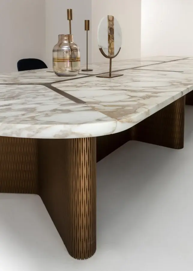 Prestige Laurameroni Infinity Table with marble top veined off‑white and brown, burnished brass rosette, Lacca 61 metal legs