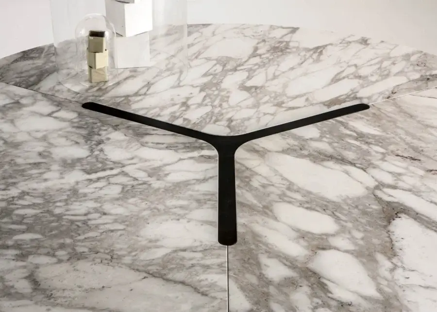 Premium Laurameroni Infinity Table with veined grey marble top and burnished brass Y-shaped inlay, Lacca 61 honeycomb base