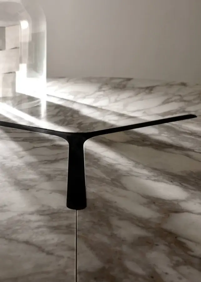 Sophisticated Laurameroni Infinity table with grey brown veined marble top and high gloss black Lacca 61 sculptural base