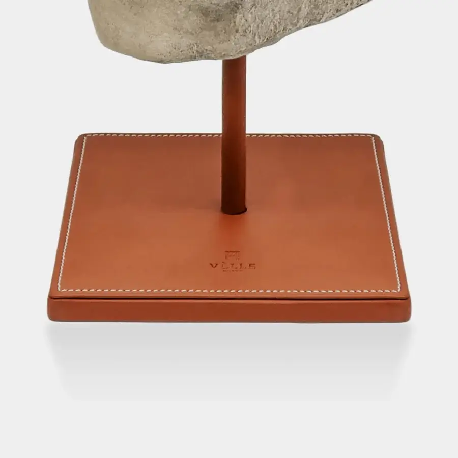 Distinguished Vèlle Milano Venus of Arles sculpture crafted in muted beige grey aged plaster with reddish-brown leather base