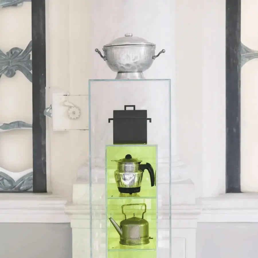Elite Glas Italia display case with crystal-clear translucent yellowish-green mirror-polished stainless steel base