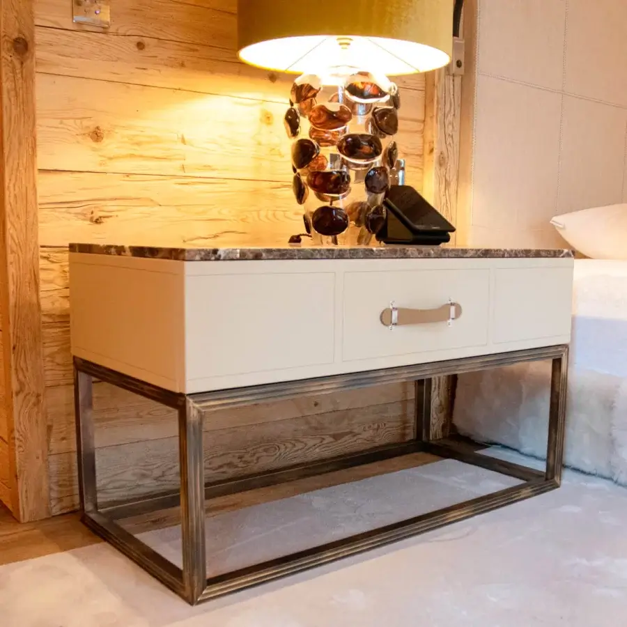 Distinctive Vèlle Milano Géant nightstand in cream leather with veined marble and tan handle on burnished worked brass base