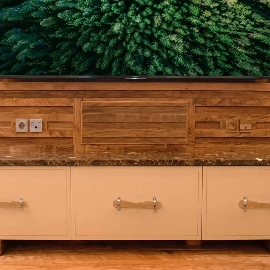 Impeccable Italian Vèlle Milano Géant sideboard with dark veined marble top, light beige leather drawers and solid wood base