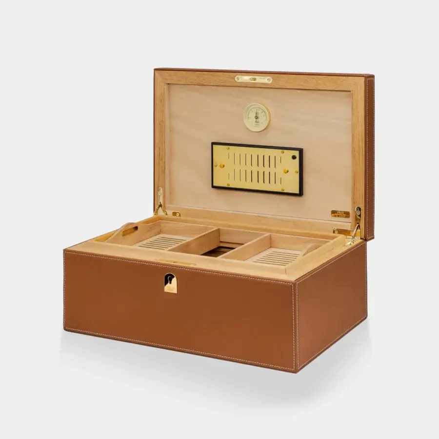 Sophisticated Vèlle Milano Cigars Humidor Grand in tan padded leather with white contrast stitching and gold toned hardware