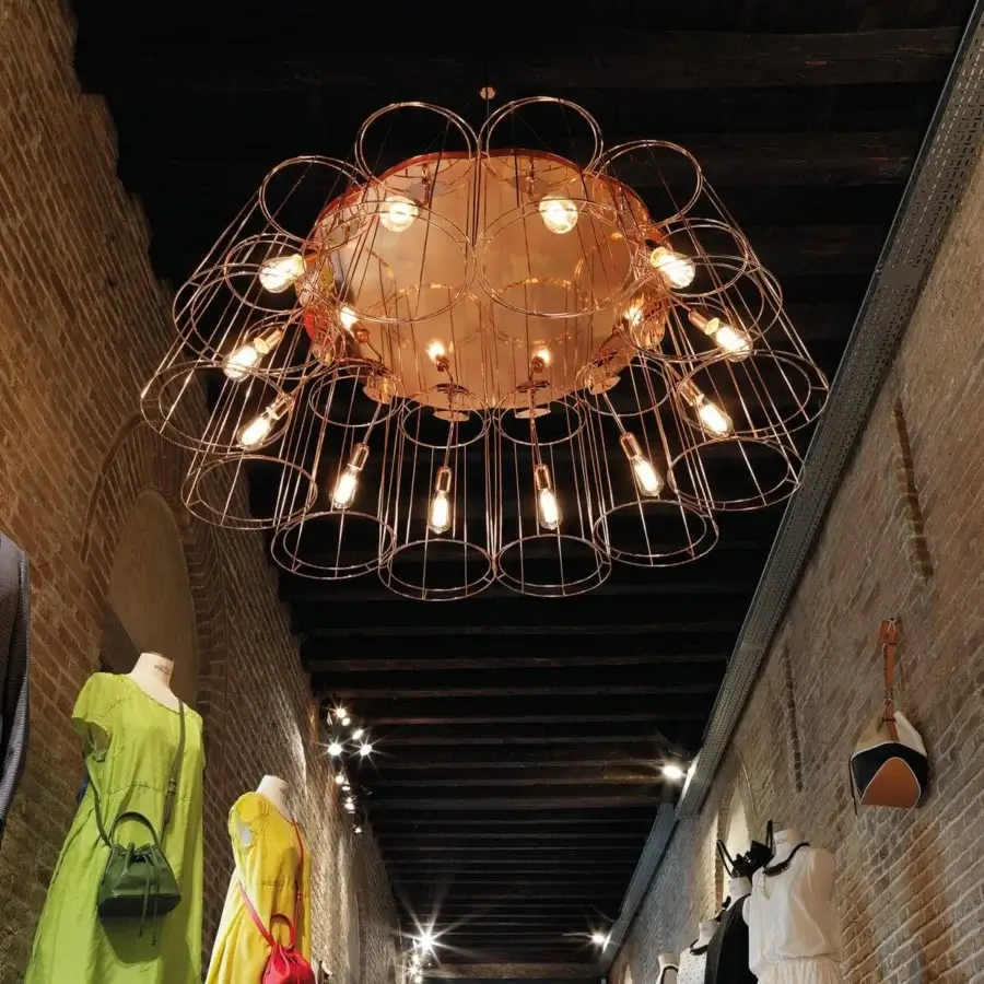 Distinguished Modo Luce Florinda Desnuda suspension lamp with a flower-like shape built in glossy metallic wire around retro-style bulbs