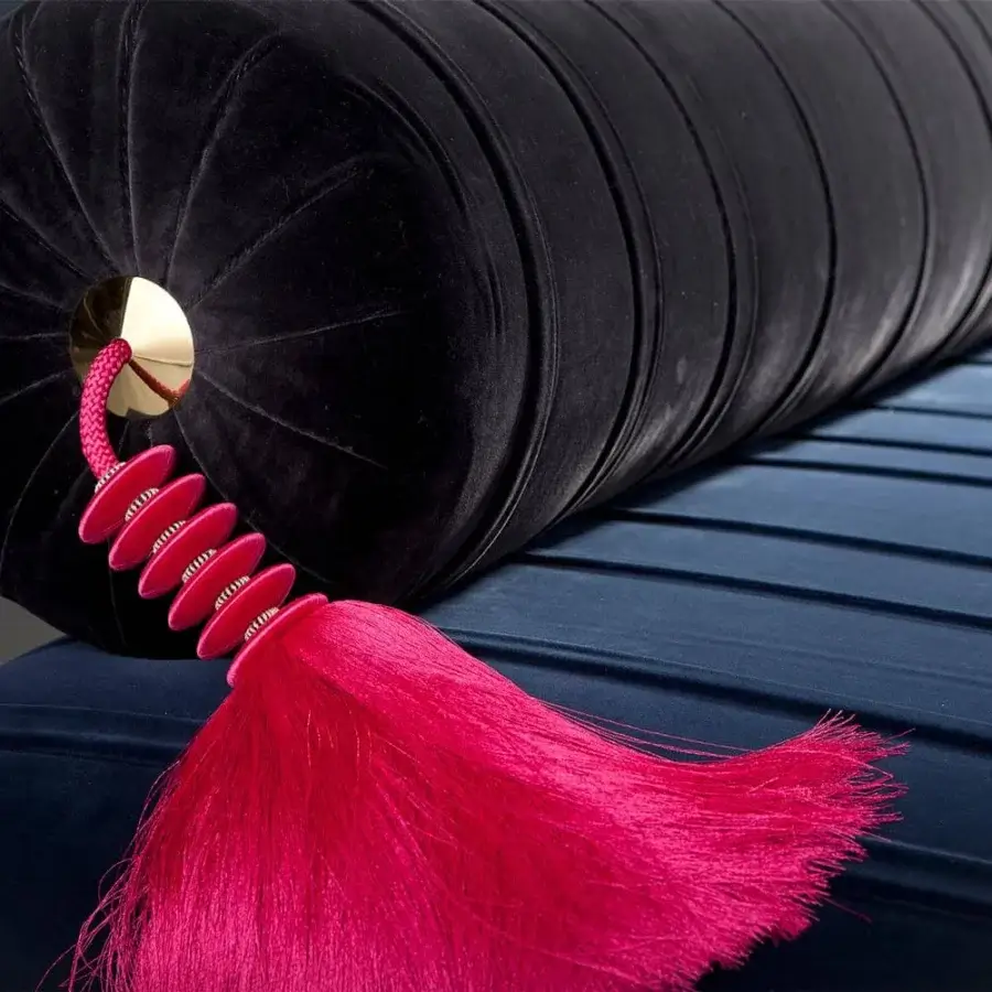 Exceptional Il Pezzo 1 chaise lounge upholstered in dark velvet-like textile with gold brass detail and playful pink tassel