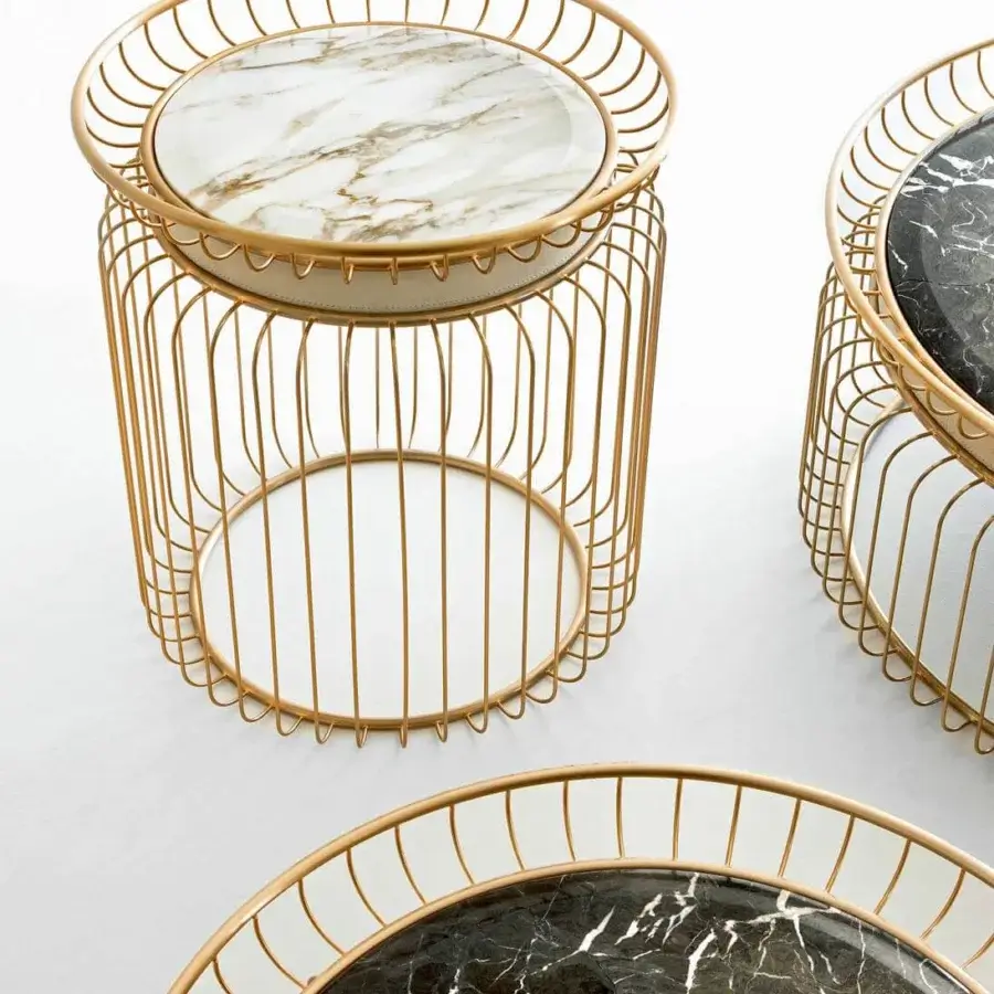 Lavish Rugiano Ciglia coffee table built with glossy gold hand-welded metal and white marble-like tabletop with gold veining