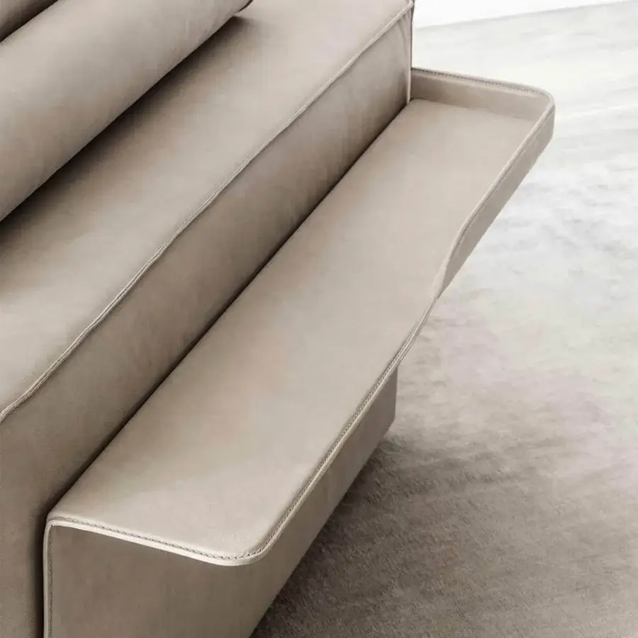 Superior Rugiano Nautilus chaise lounge in light beige textile with smooth matte finish and brushed brass details