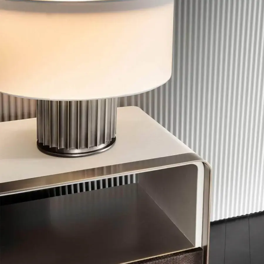 Elegant Rugiano Liberty table lamp with vertically ribbed aluminum base and light textile diffuser in glossy gold finish