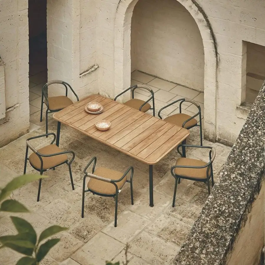Elegant Unopiù Versilia extendable table in medium-brown slatted teak with dark matte aluminium architectural frame