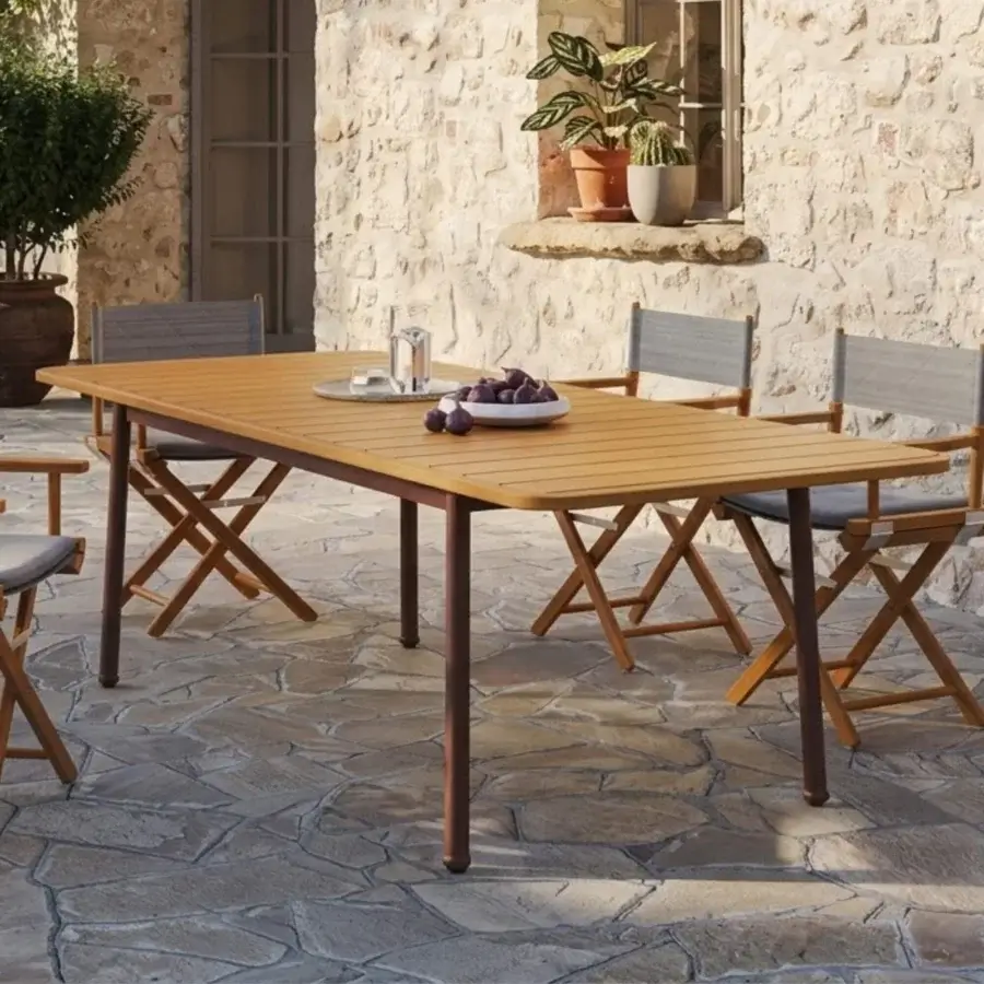 Sophisticated Unopiù Versilia extendable table featuring honey teak slats and matte dark brown aluminium