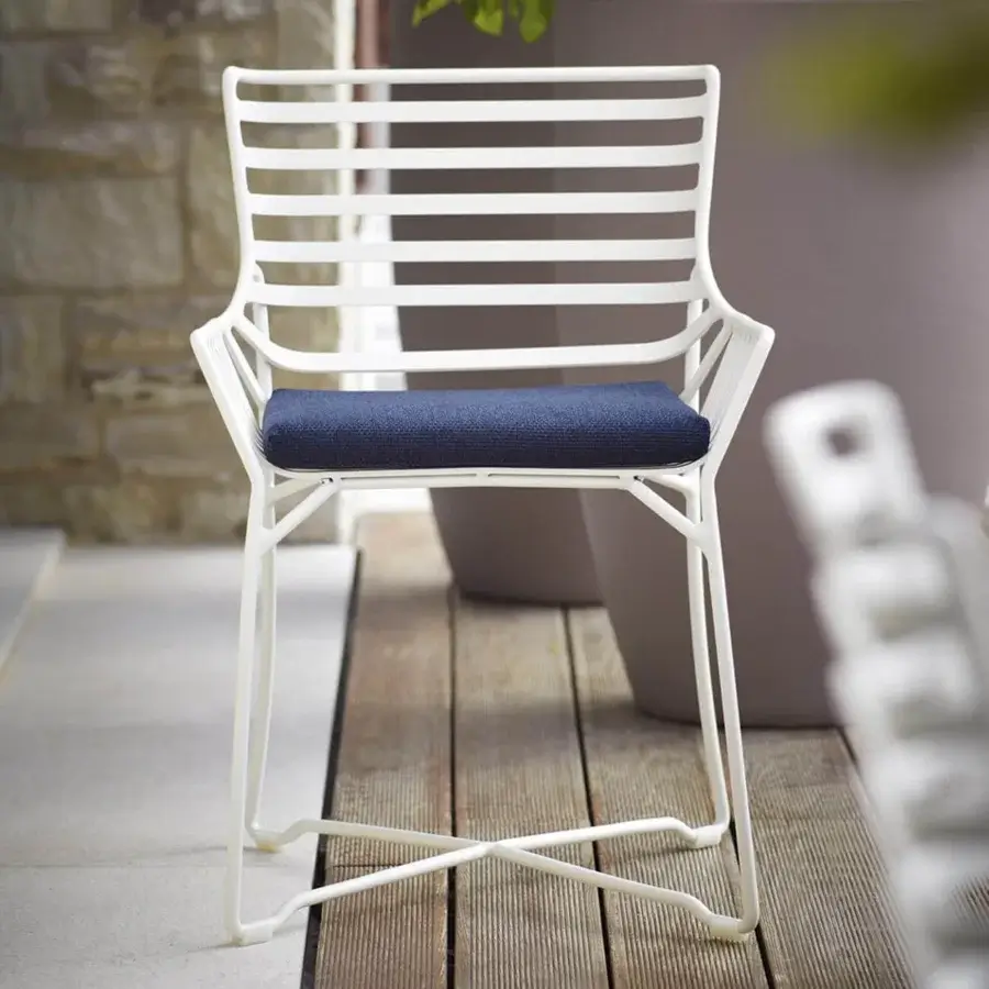 Superior Roberti Rattan Hamptons Graphics armchair with blue textile cushion and white powder-coated aluminum frame