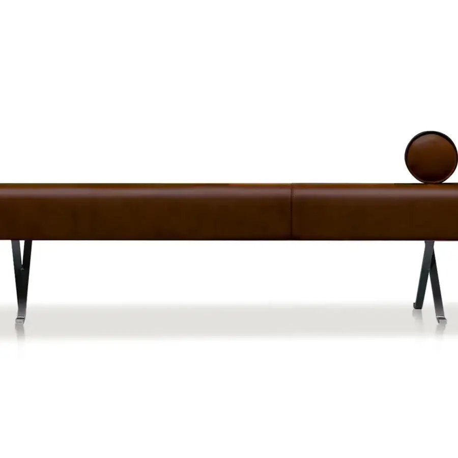Exceptional Presotto Dormeuse chaise lounge crafted in oak wood with natural vegetable-tanned leather and matt black painted metal legs