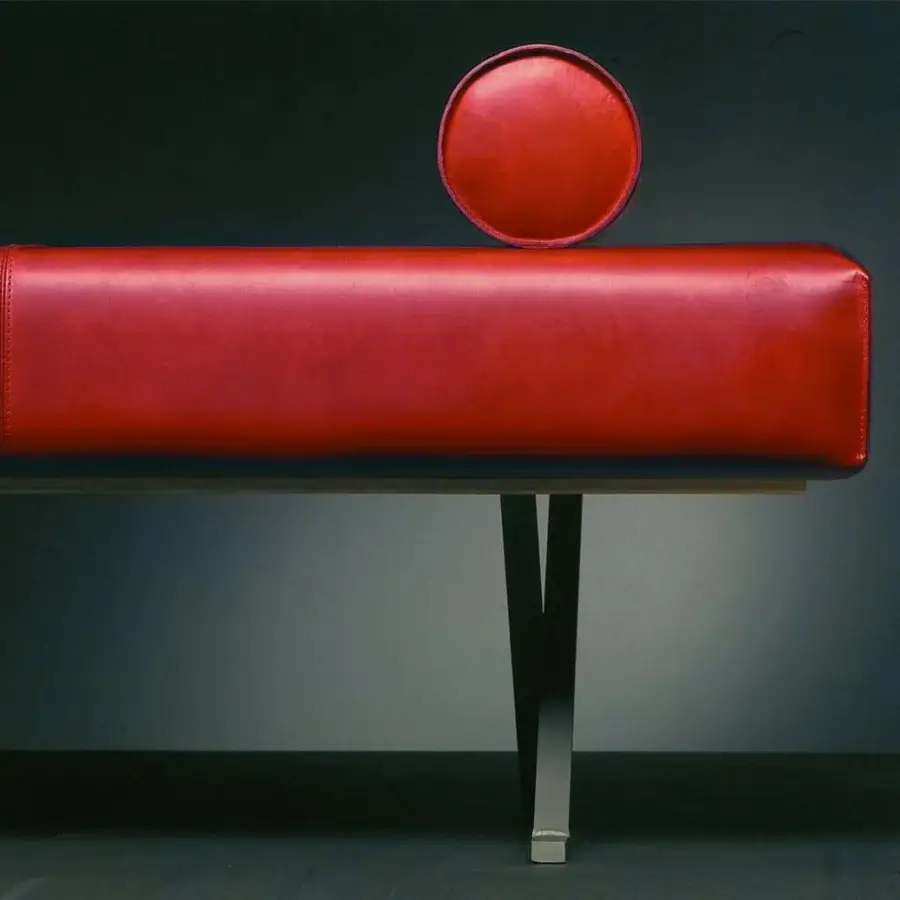 Elegant Presotto Dormeuse chaise lounge in red vegetable-tanned leather with glossy finish and sleek matt black painted metal legs