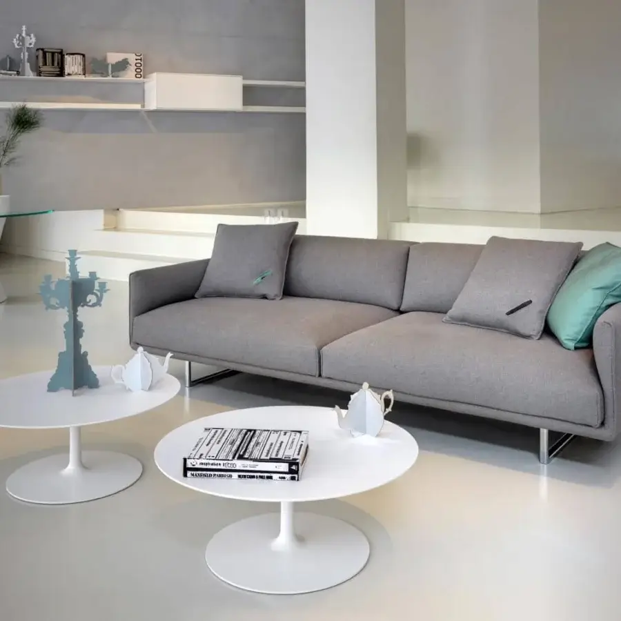 Superior MDF Italia Flow coffee table with painted aluminum base and matt white Cristalplant® top exhibiting smooth finish