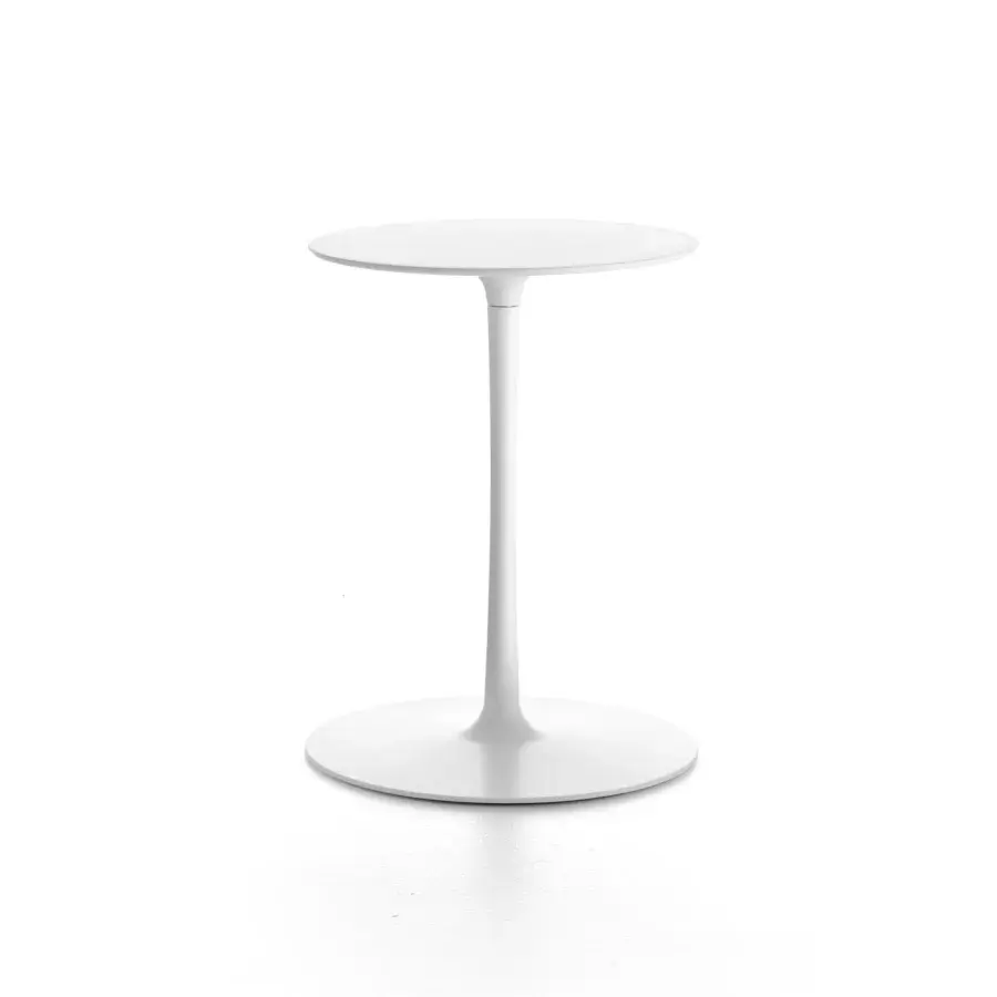 Superior MDF Italia Flow coffee table with a tulip form in matt white Cristalplant® and painted aluminum base