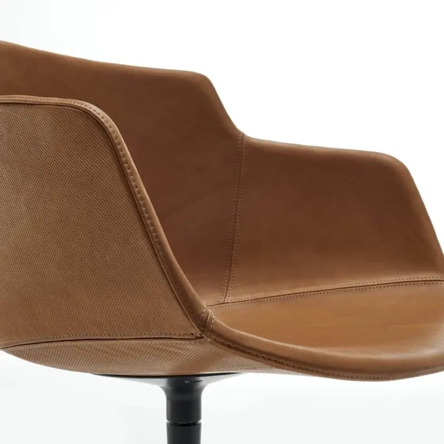 Superior MDF Italia Flow chair with comfortable Nuvola leather upholstery, swiveling aluminum base and mineral tanning finish