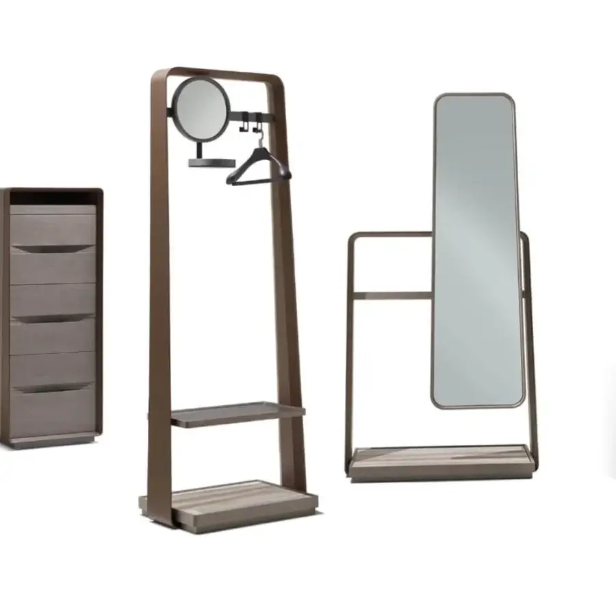 Elegant Giorgetti Frame mirror with a saddle leather frame and smooth medium-brown finish reflecting light