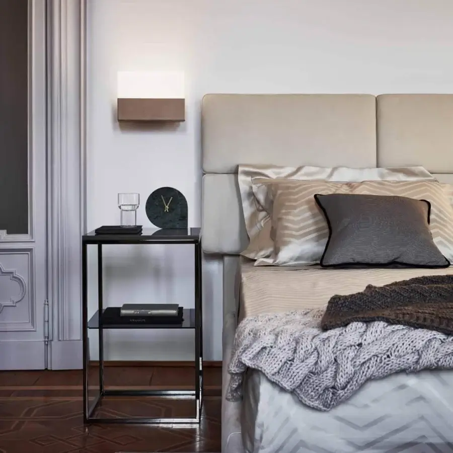 Exceptional OAK Moscova bed with light beige fabric upholstery and high-end bronze metal feet crafted in Italy