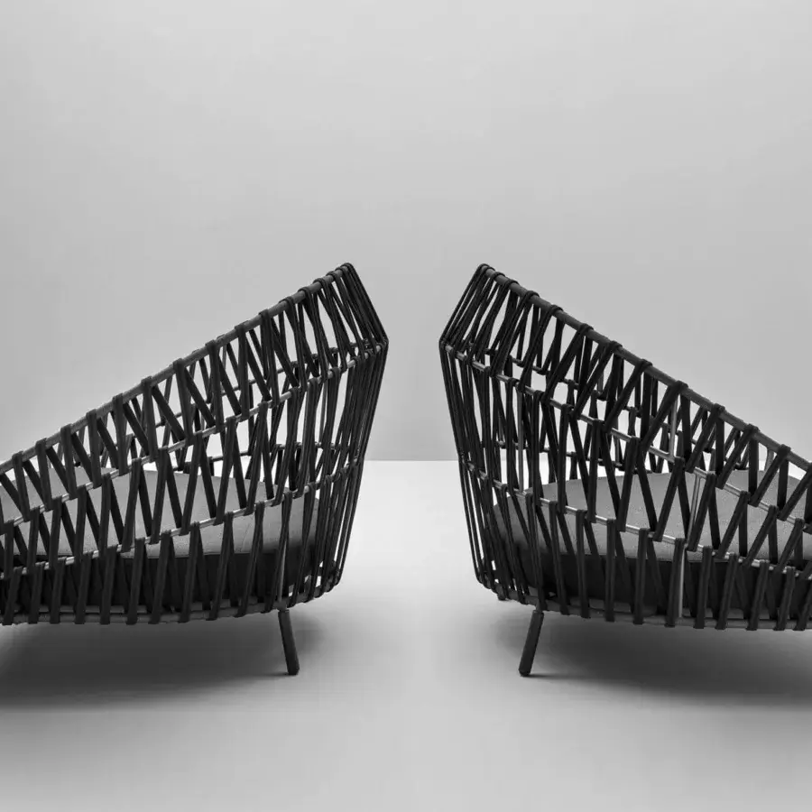 Distinguished Varaschin Emma Cross daybed with cocooning shape and dark synthetic fiber rope wrapped around a powder-coated aluminum frame with matte finish