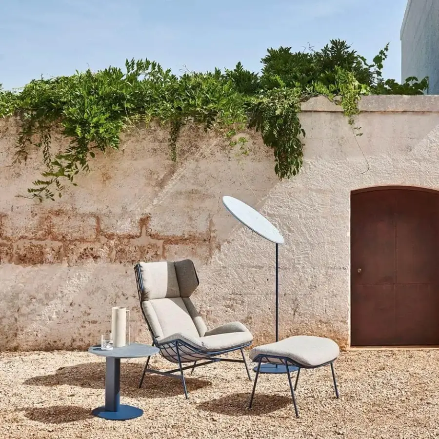 Sophisticated Varaschin Emma sunshade with light-colored micro-perforated technical PVC fabric and smooth dark pole