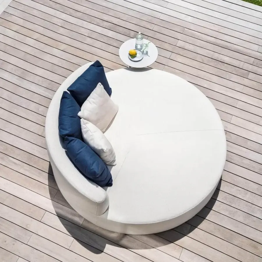 Exceptional Varaschin Belt daybed crafted in Italy with enveloping curved lines and smooth white textile upholstery