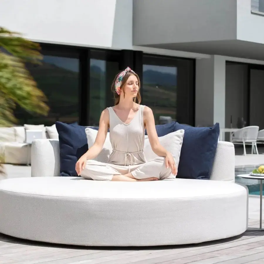 Distinguished Varaschin Belt daybed upholstered in light off-white textile with matte finish and solid okumè wood structure