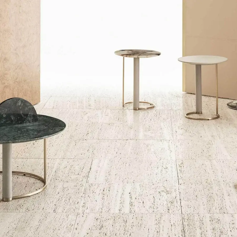 Elegant Rugiano Opale side table with green marble top and slender brushed brass base