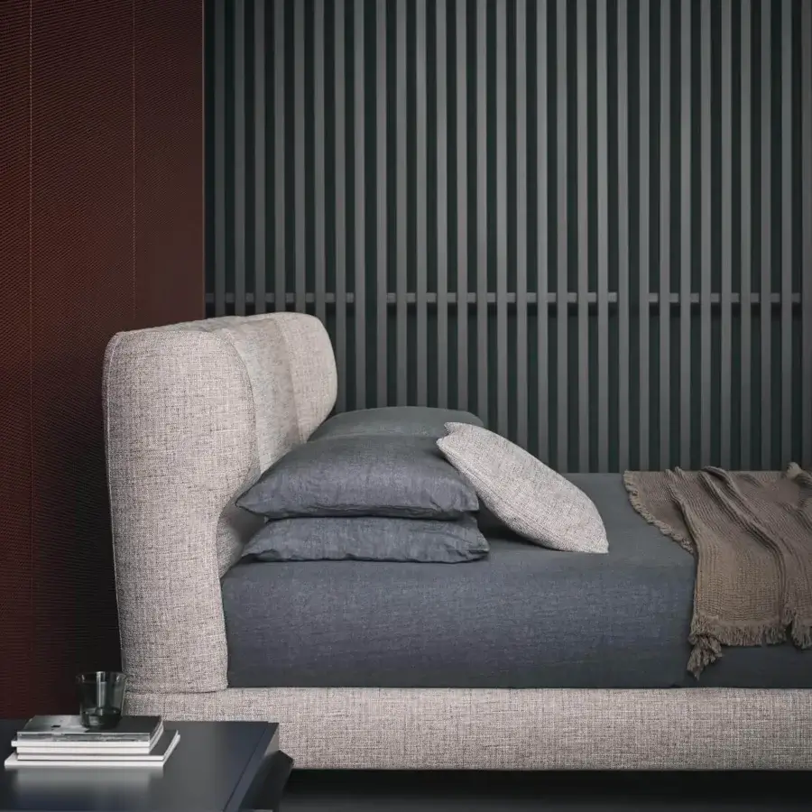 Sophisticated Bonaldo River bed with inviting wings and a sober structure in discreet metal, crafted in light beige fabric
