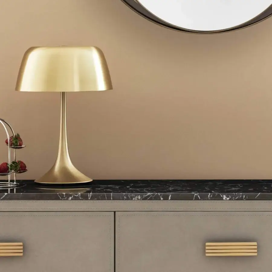 Elegant Rugiano Wanda table lamp with geometric form and metallic structure in glossy gold tone