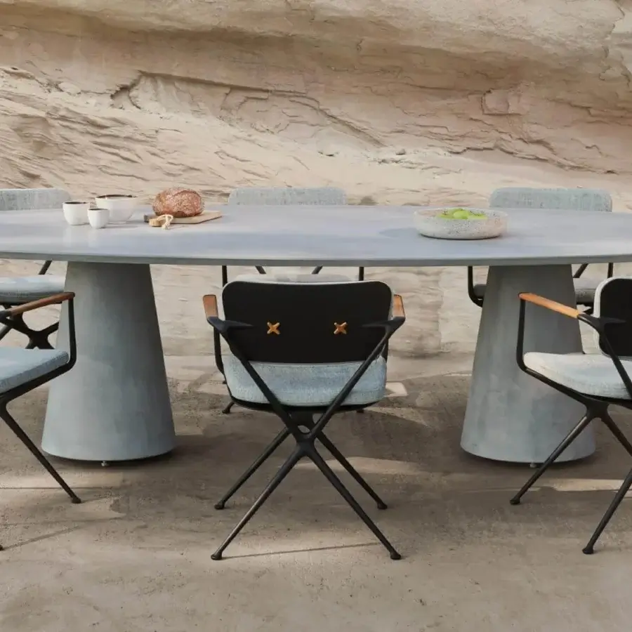 Exceptional Royal Botania Conix table with rectangular Ductal® concrete top and conical bases in polished cool gray