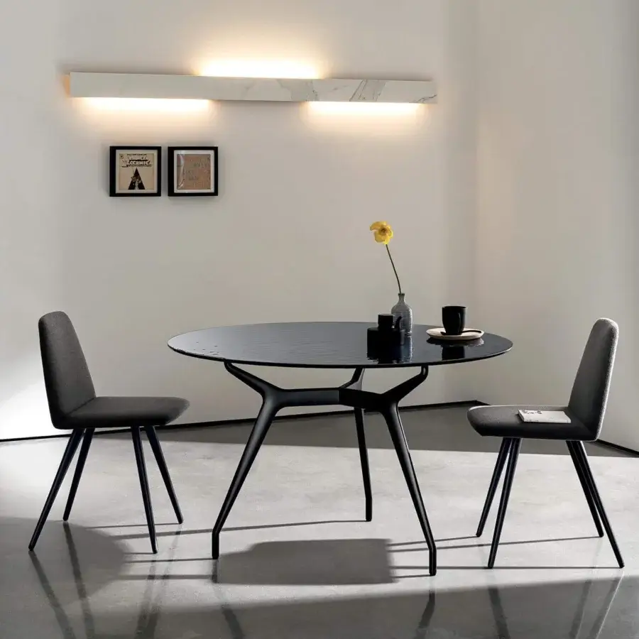 Elegant Sovet Italia Arkos table with glossy black tabletop and matte black die-cast aluminum base crafted in Italy
