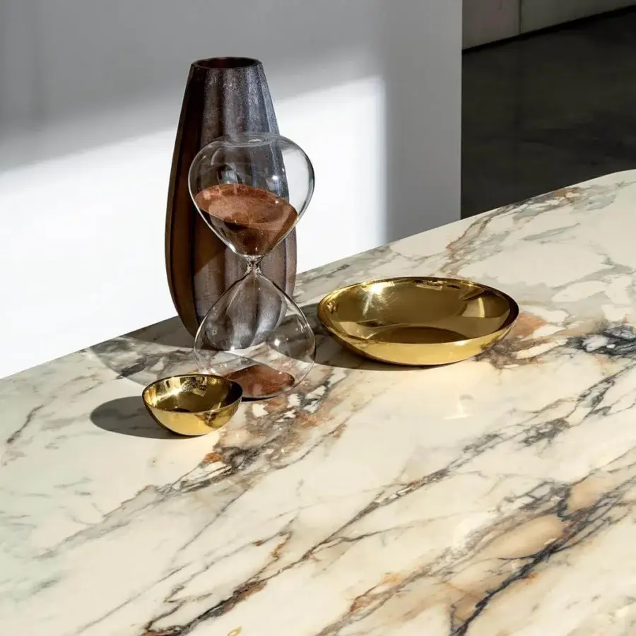 Superior Sovet Italia Arkos table with a rounded rectangular marble top exhibiting smooth veins in brown and grey