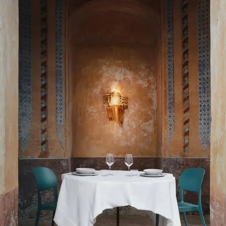 Captivating Slamp Aria wall lamp crafted in Italy with 25 unique arms from Cristalflex® and Lentiflex® in a gold finish