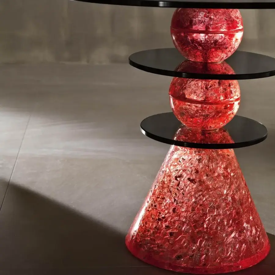Luxury Tonelli Design Il Paese delle Meraviglie side table in fragmented red glass with glossy black planes is handcrafted in Italy