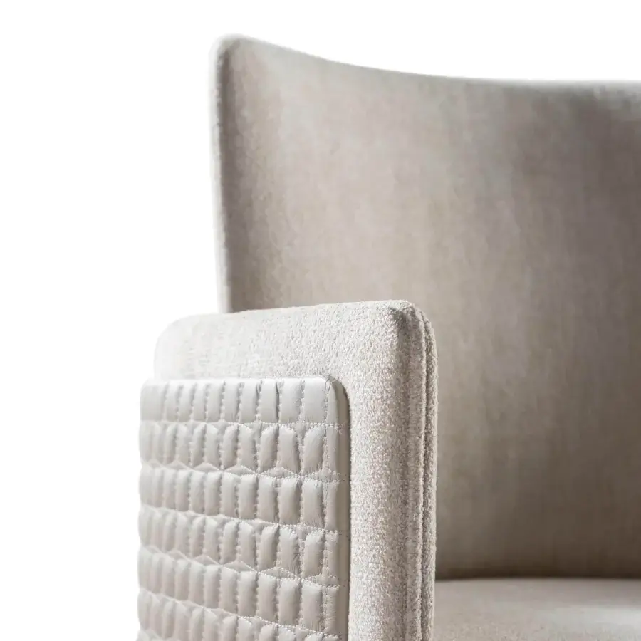 Superior Reflex Amet armchair with wooden structure and light beige textile upholstery, built with a metallic four-spoke base and wheels