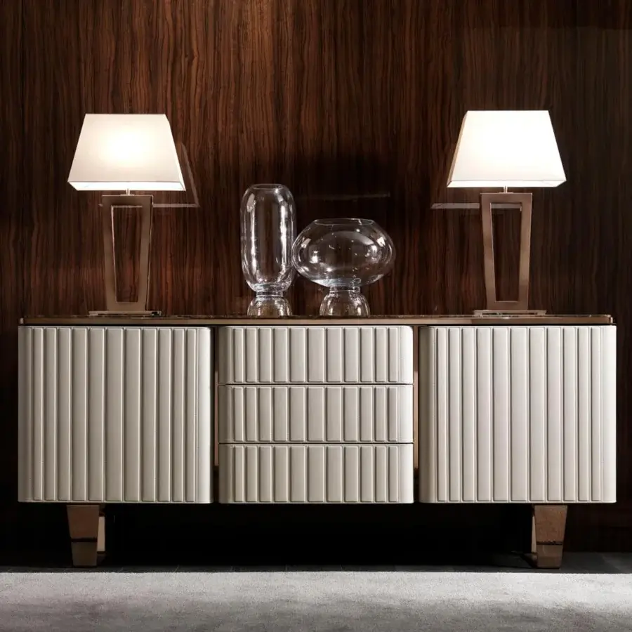 Exceptional DV Home Collection Deco table lamp with a glossy metallic structure and bright white fabric lampshade