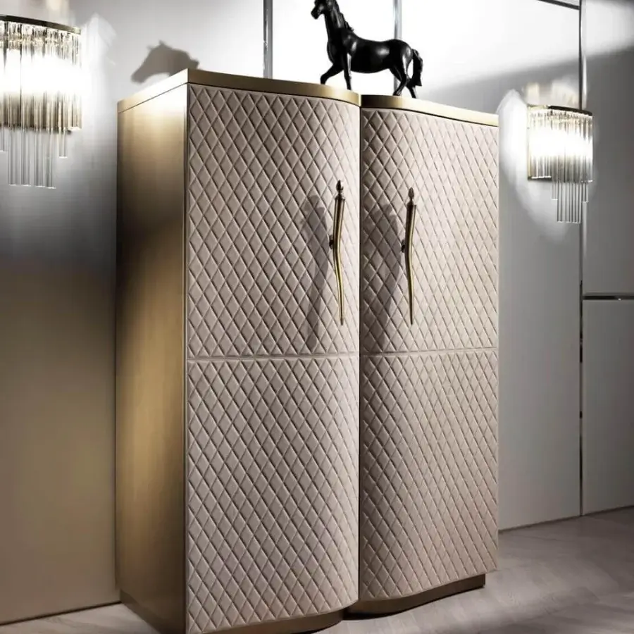 Distinguished DV Home Collection Hermes wall lamp with a shining chrome finish and vertically aligned natural crystal pendants crafted in Italy