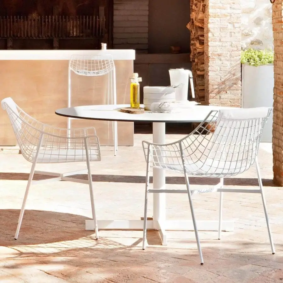 Exceptional Varaschin Summer Set table crafted with powder-coated steel and a matte white finish for durable outdoor dining