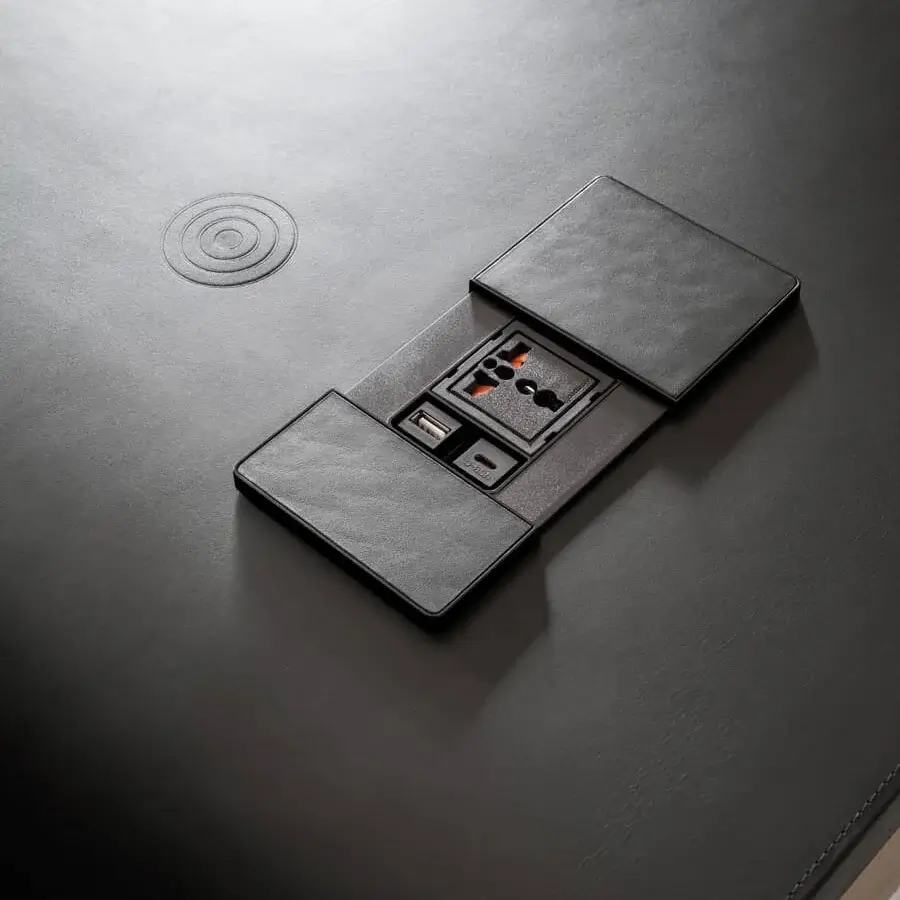 Superior 4 Mariani Nami desk with dark saddle leather and integrated wireless charging within a sleek Italian design