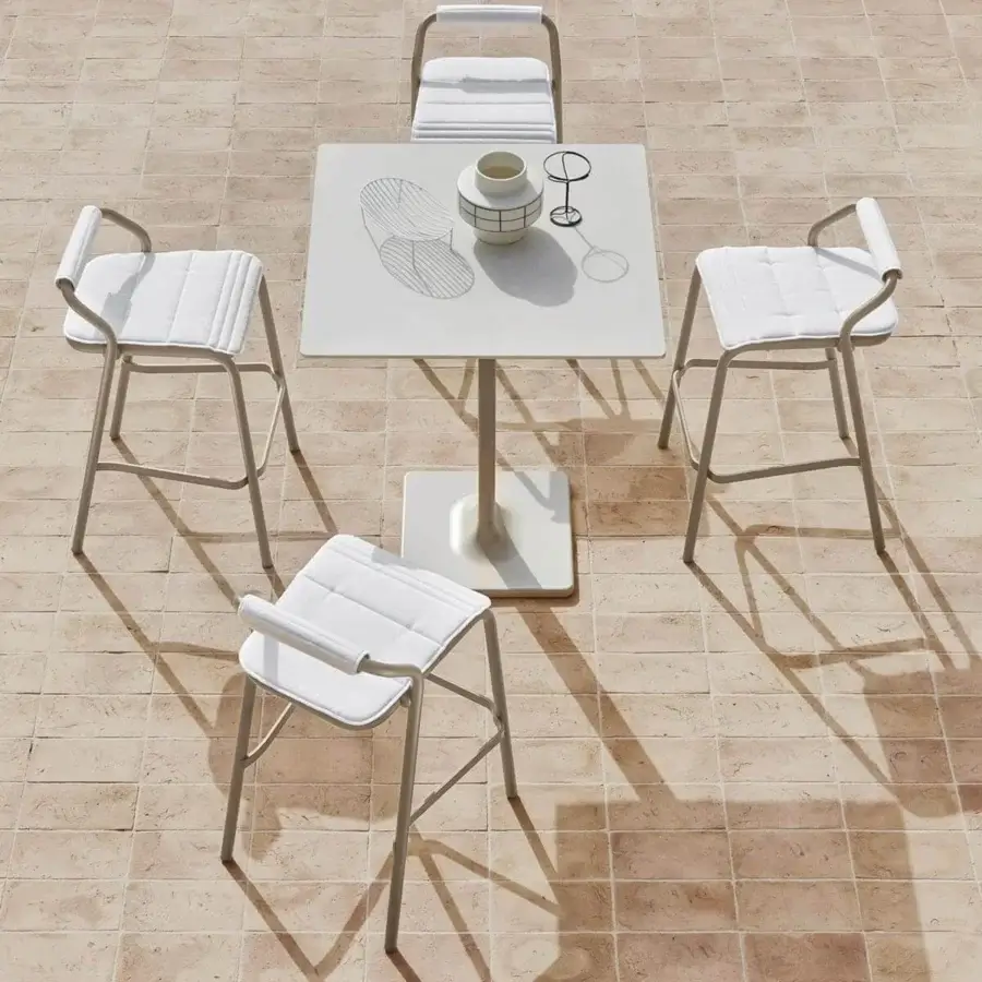 Refined Varaschin Noss stool with light greyish-beige powder-coated aluminum and comfortable white quilted cushion