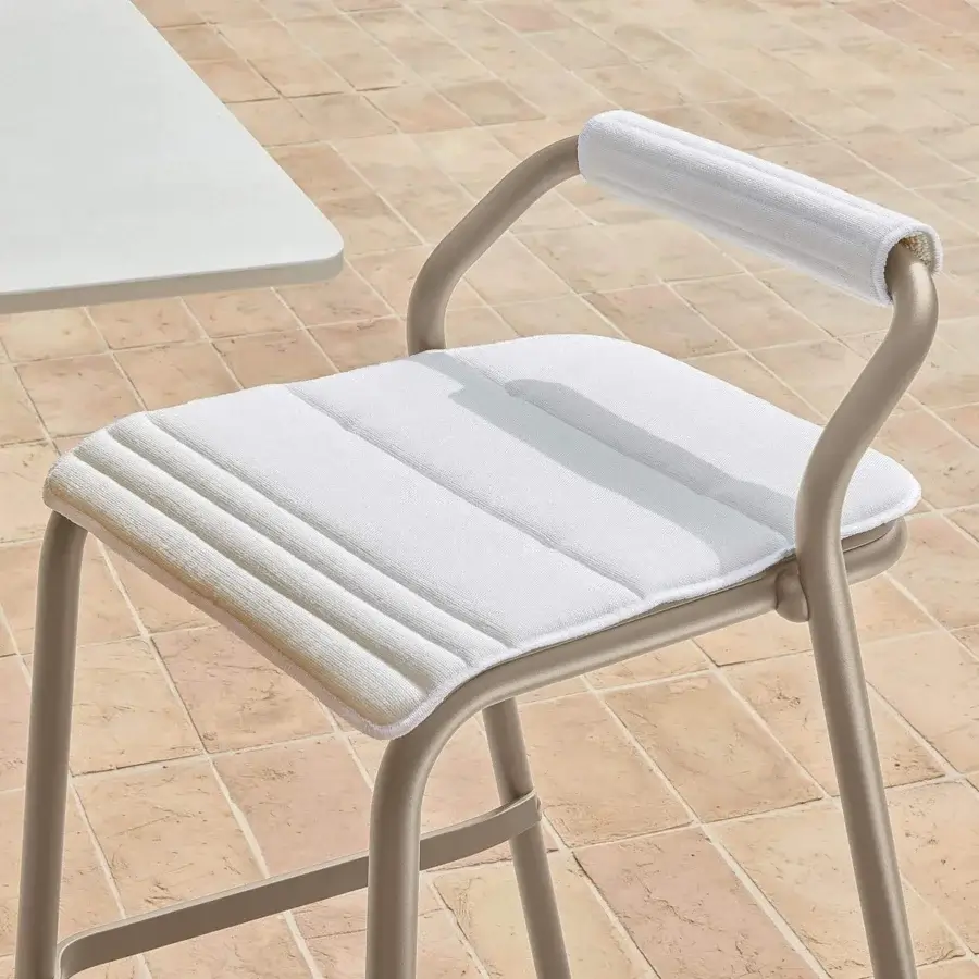 Exceptional Varaschin Noss stool crafted with light gray powder-coated aluminum and soft white cushions presenting a balanced geometric silhouette