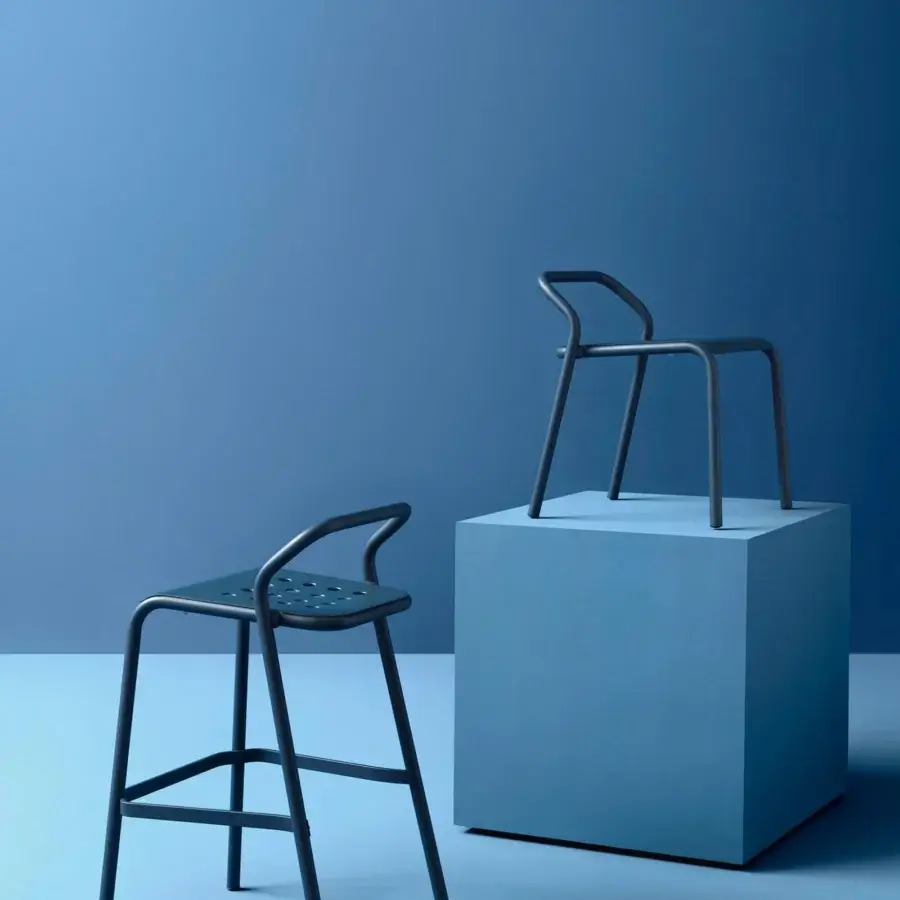 Elegant Varaschin Noss stool with a geometric powder-coated aluminum frame and curved backrest in matte blue-gray