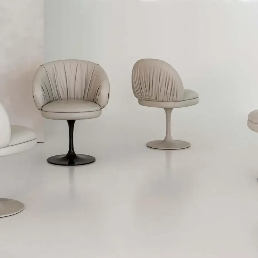 Superior Rugiano Fandango armchair with rounded silhouette, light gray upholstery and black chrome metal base