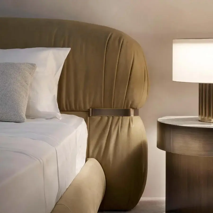 Distinguished Rugiano Fandango bed with enveloping lines and light brown leather upholstery crafted with a bronzed brass metal frame