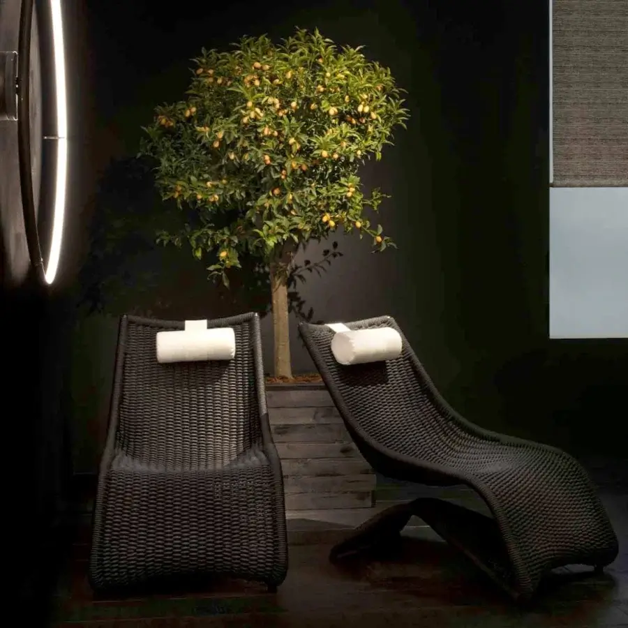 Sophisticated Rugiano Playa lounger with black metal structure and hand-braided black rope offering ergonomic comfort